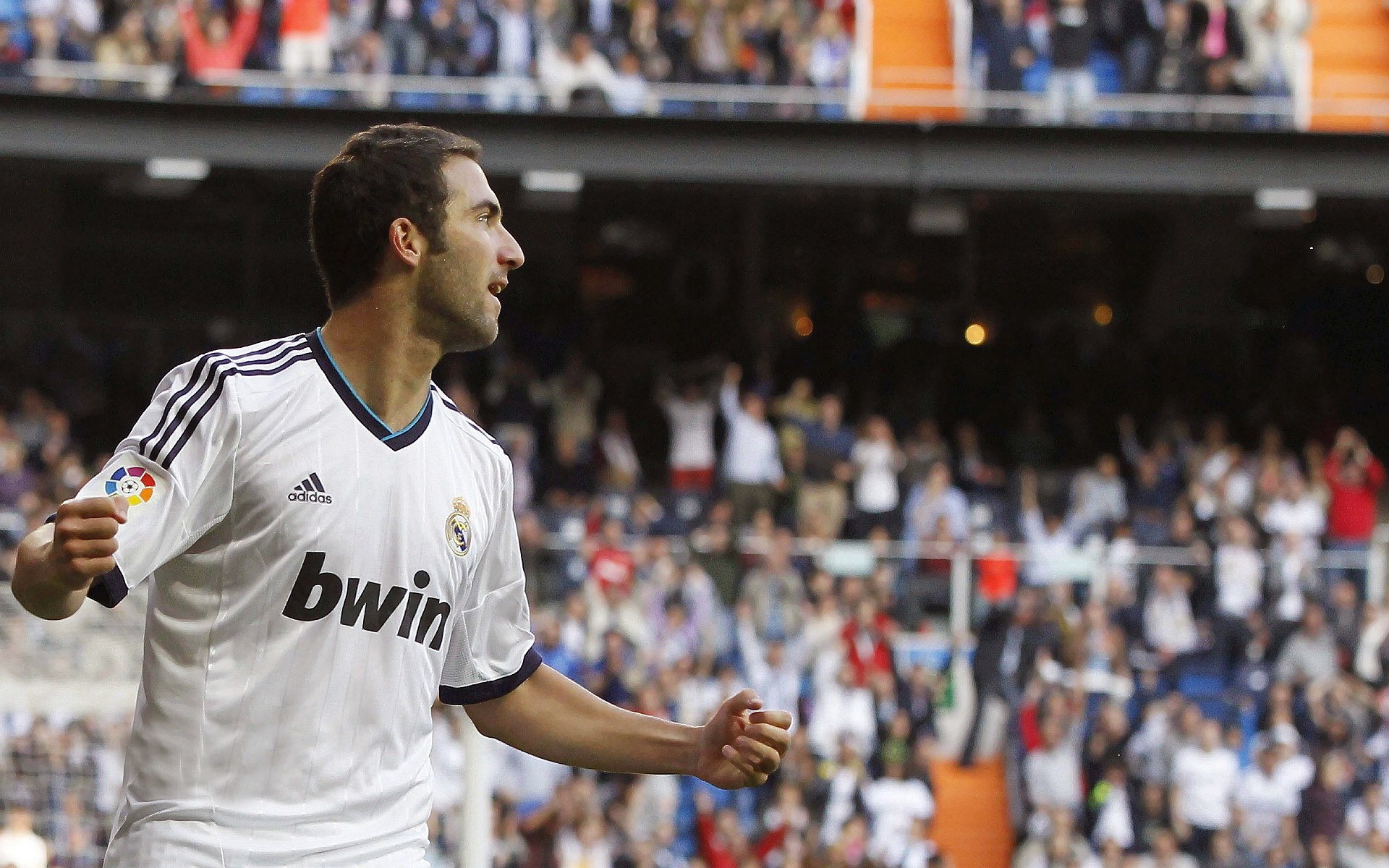 杜兰特回归赛场，战术调整首场状态亮眼，公牛观众沸腾！